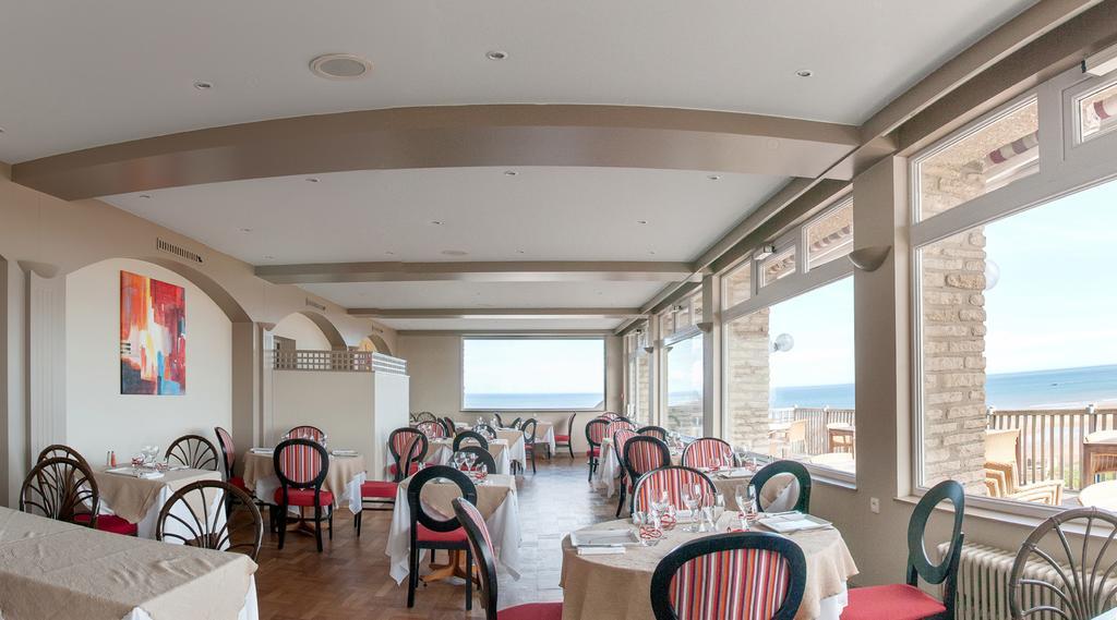 Logis Hotel Du Casino Restaurant Le Mathelia Vierville-sur-Mer Exterior photo
