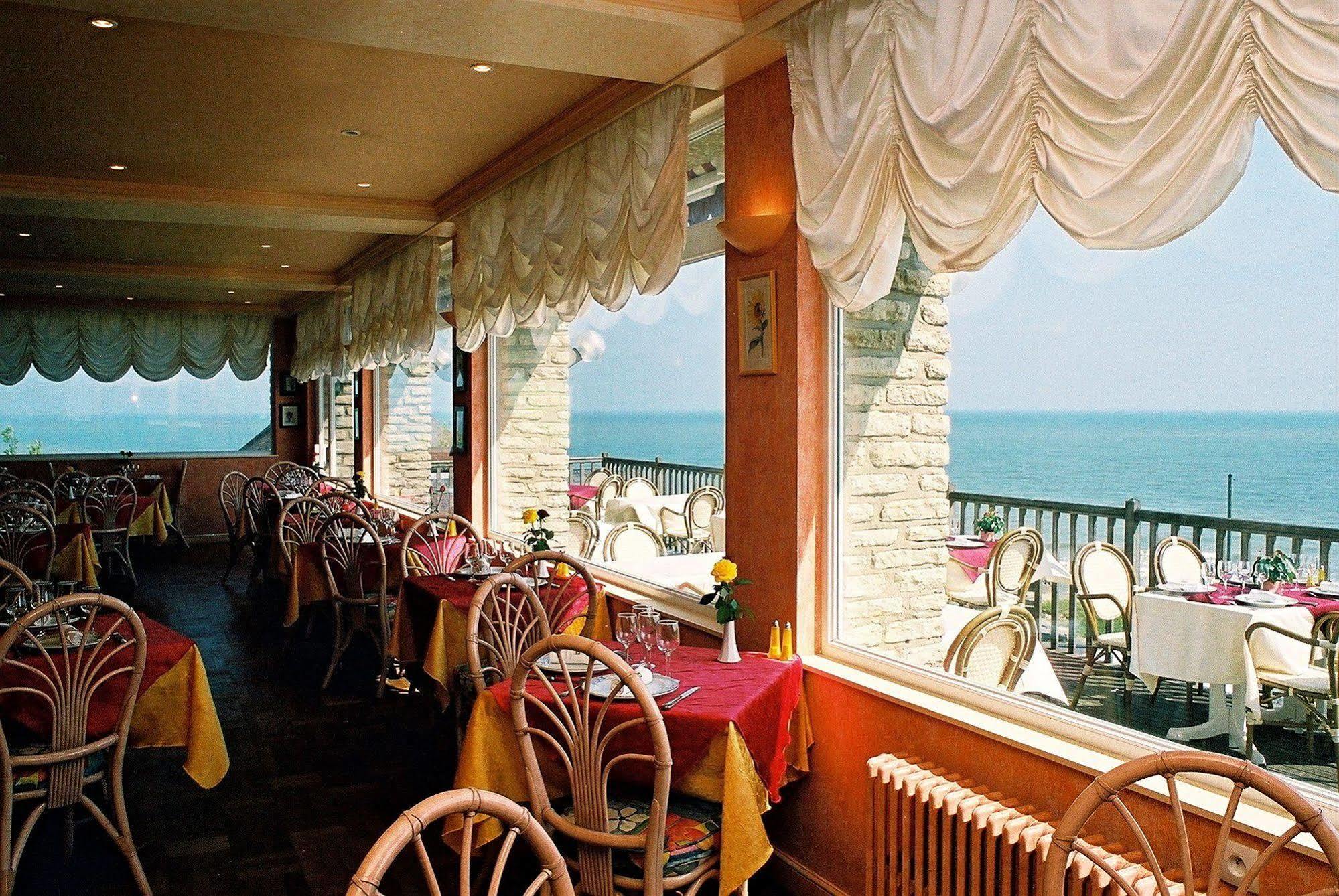 Logis Hotel Du Casino Restaurant Le Mathelia Vierville-sur-Mer Exterior photo
