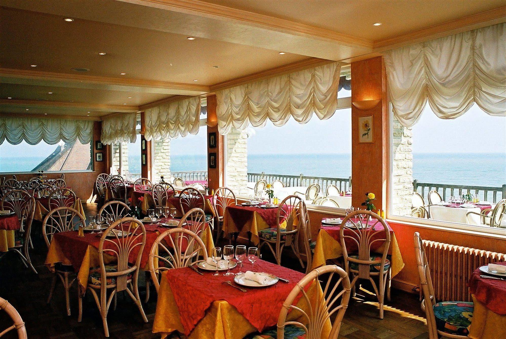 Logis Hotel Du Casino Restaurant Le Mathelia Vierville-sur-Mer Exterior photo