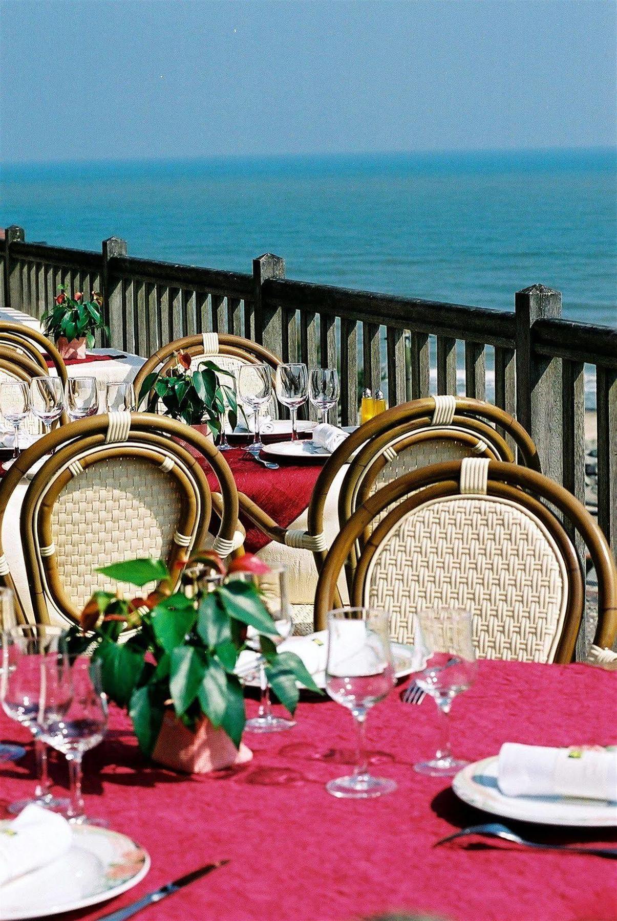 Logis Hotel Du Casino Restaurant Le Mathelia Vierville-sur-Mer Exterior photo