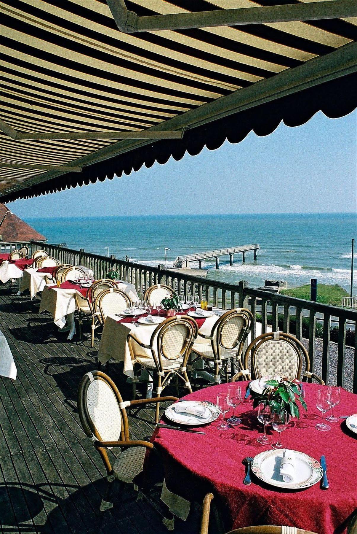 Logis Hotel Du Casino Restaurant Le Mathelia Vierville-sur-Mer Exterior photo