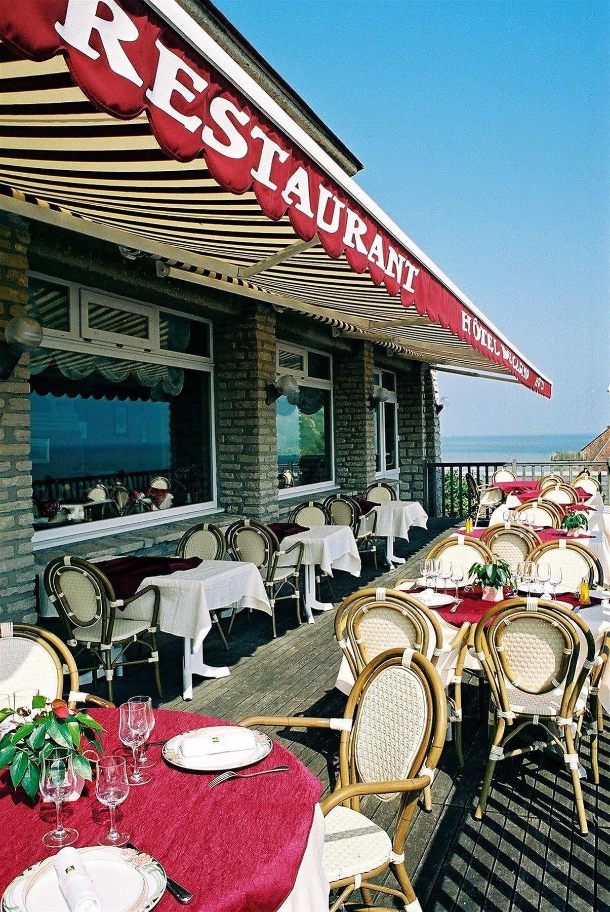 Logis Hotel Du Casino Restaurant Le Mathelia Vierville-sur-Mer Exterior photo
