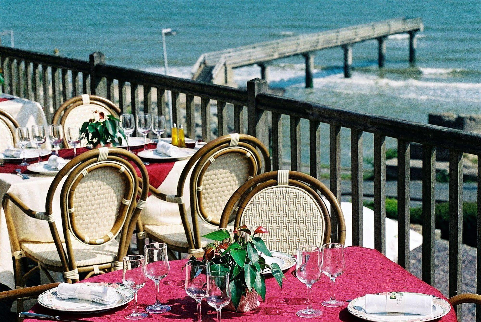 Logis Hotel Du Casino Restaurant Le Mathelia Vierville-sur-Mer Exterior photo