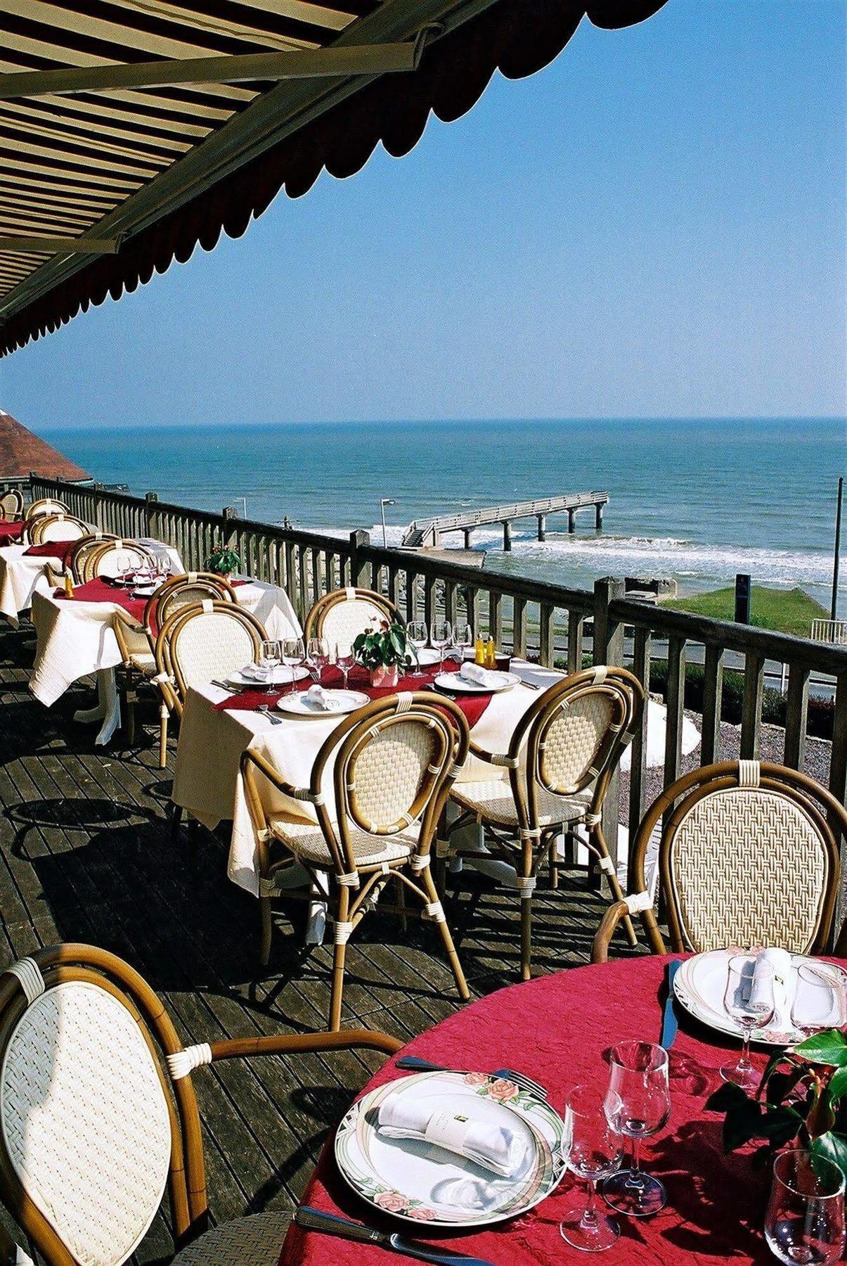 Logis Hotel Du Casino Restaurant Le Mathelia Vierville-sur-Mer Exterior photo